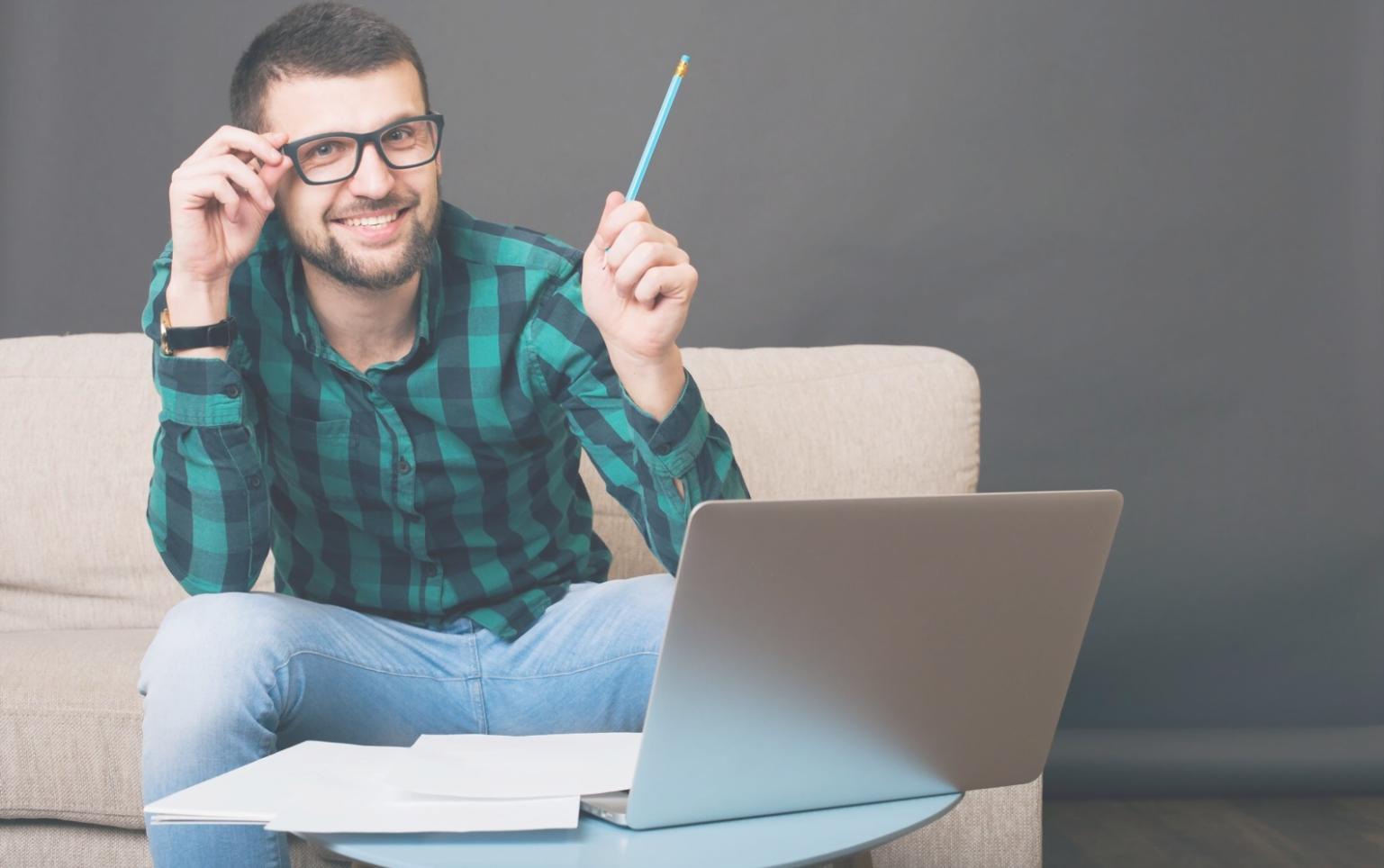 Estudiantes trabajando con análisis financiero y herramientas de planificación económica